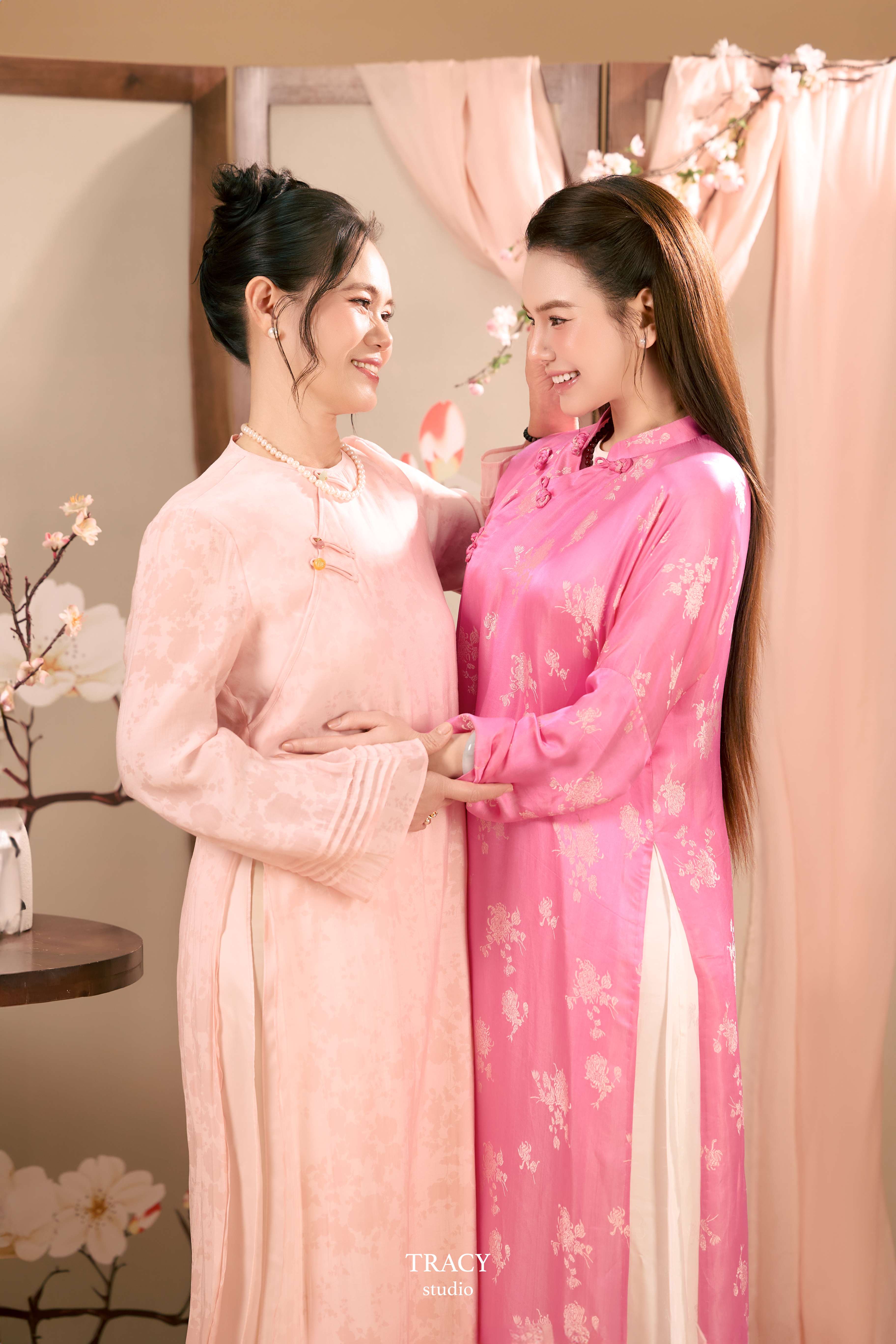 frontend/img/gallery/anh-gia-dinh/tracy-studio-chup-ao-dai-me-con (5).jpg